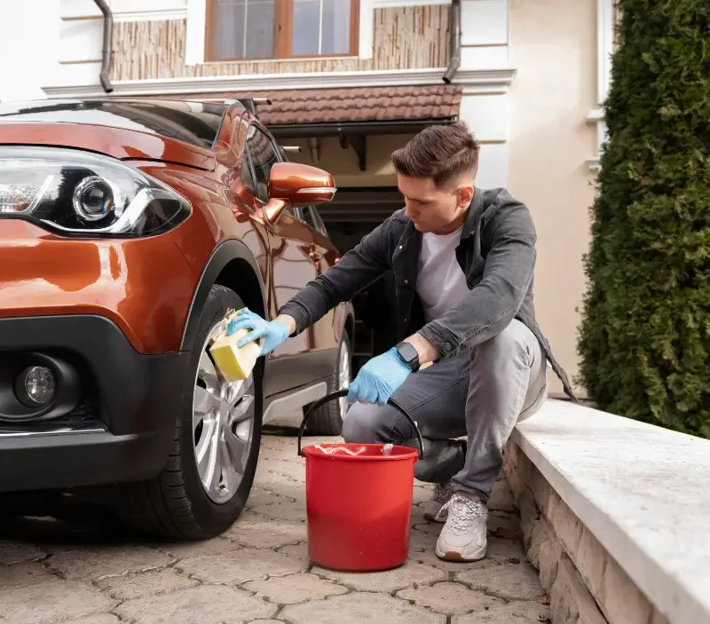 Lavage auto à domicile Belloy-sur-Somme : professionnel intervenant sur un véhicule